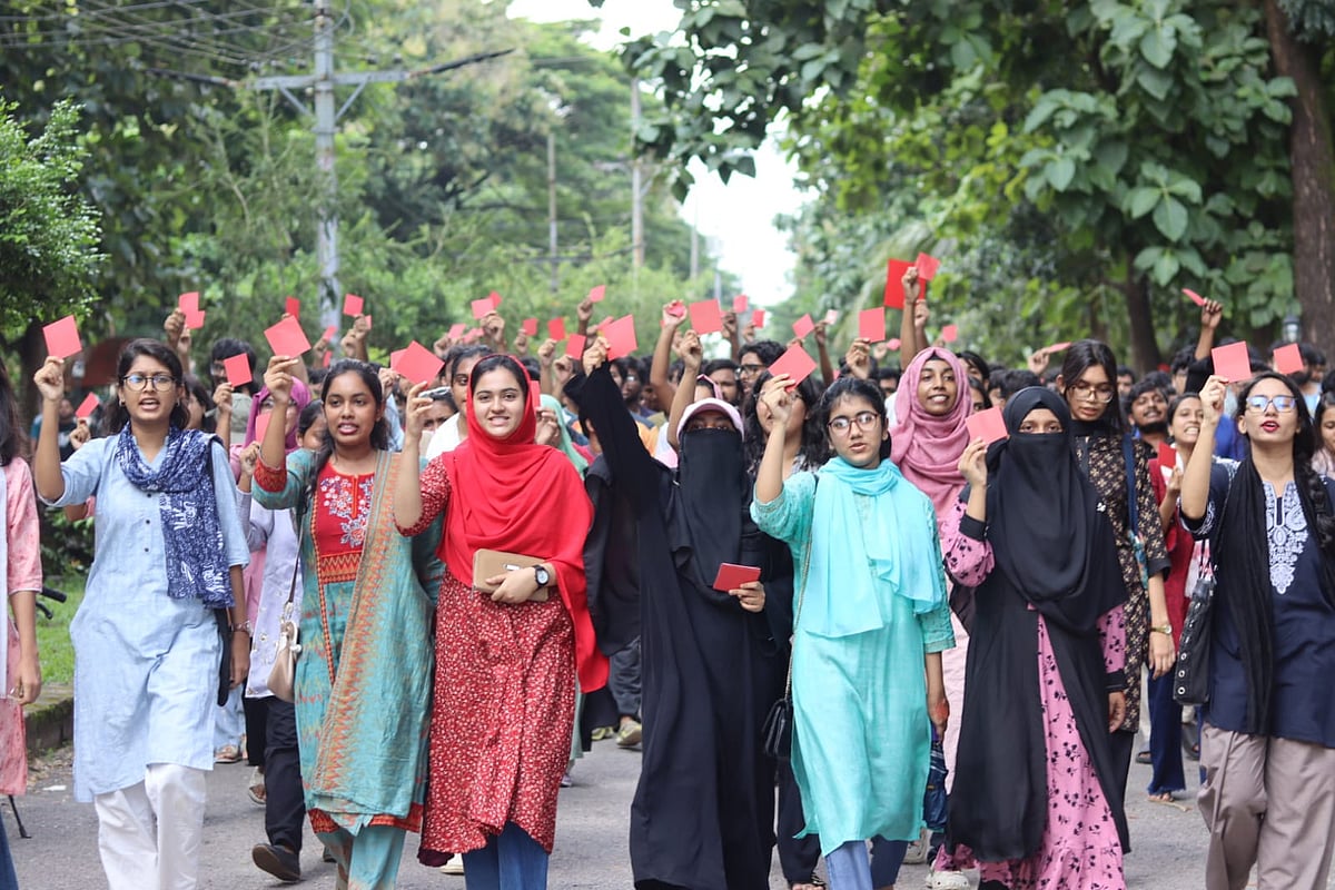 চুয়েটের নতুন ভিসির বক্তব্যের প্রতিবাদ জানিয়ে তাঁর উদ্দেশে ‘লাল কার্ড’ দেখাচ্ছেন শিক্ষার্থীরা। আজ সকালে তোলা