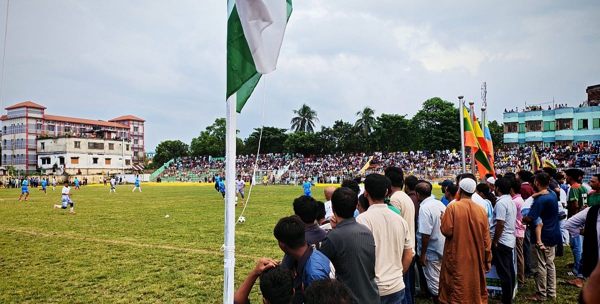 জয়পুরহাটে জেলা প্রশাসক গোল্ডকাপ ফুটবল টুর্নামেন্টের উদ্বোধনী খেলা দেখতে দর্শকের ভিড়। গতকাল শুক্রবার বিকেলে জয়পুরহাট স্টেডিয়ামে