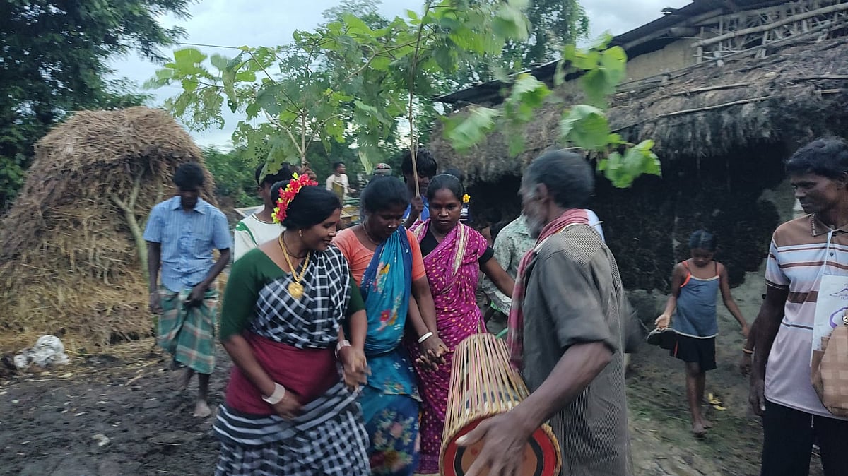 চাঁদের আলোয় গ্রামের আখড়ায় ওঁরাওদের রাইজ কারাম