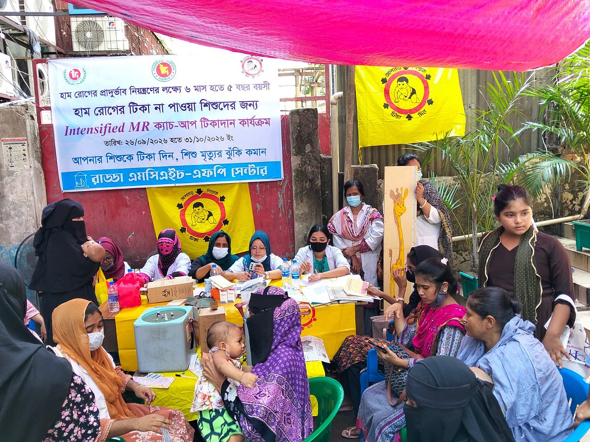 রাস্তার ওপরে রোগীদের চিকিৎসাসেবা দেওয়া হচ্ছে। আজ রোরবার দুপুরে রাজধানীর মিরপুর ১-এর রাড্ডা এমসিএইচ-এফপি সেন্টারে