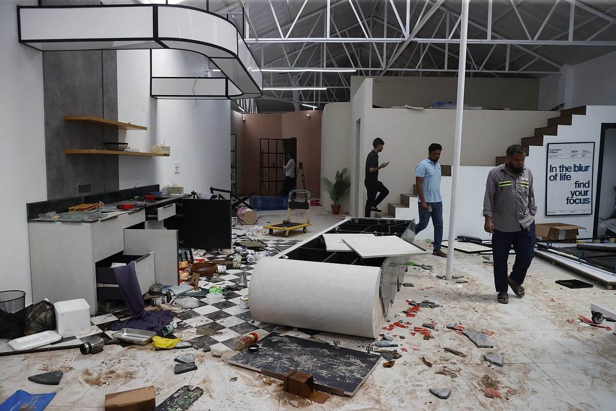 রাজধানীর ইসিবি চত্বরের নিউগিনি প্রপার্টিজে গতকাল শনিবার রাতে কনটেন্ট ক্রিয়েটর সালমান মুক্তাদিরের স্টুডিওতে হামলা–ভাঙচুর–লুটপাটের ঘটনা ঘটেছে। ঢাকা, ২৭ সেপ্টেম্বর ২০২৬