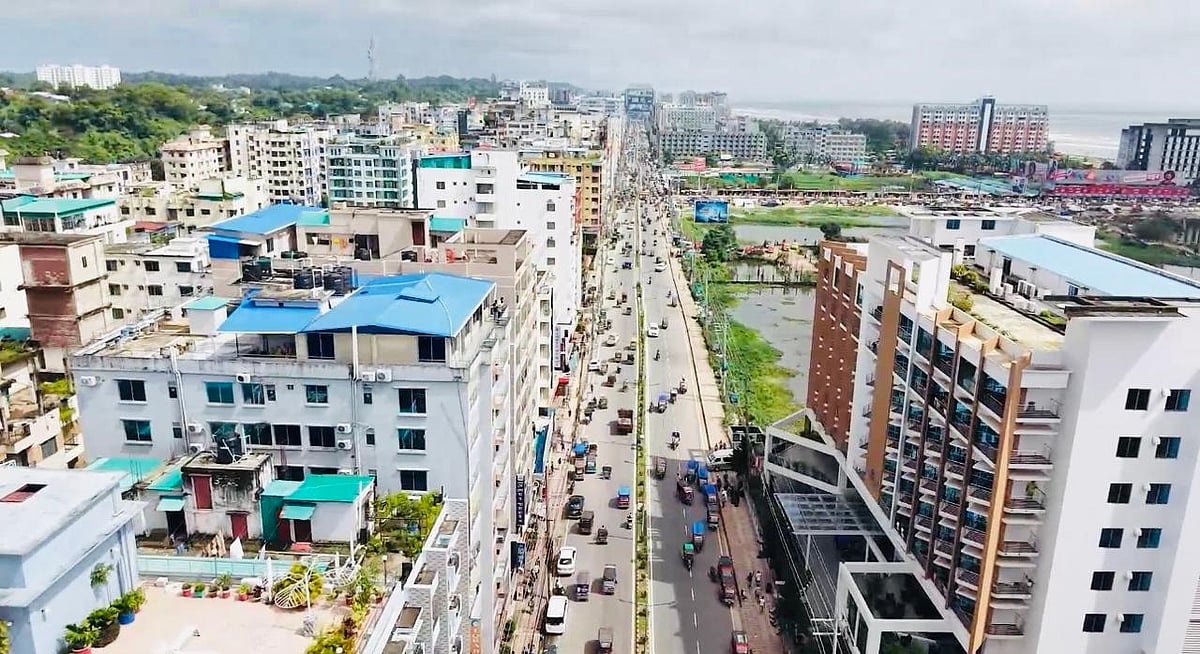 কক্সবাজার সৈকতের কলাতলী সড়কের দুই পাশে গড়ে ওঠেছে অনেক বহুতল ভবন। এসব ভবনের ভিড়ে আড়াল সাগর-সৈকত। সম্প্রতি তোলা