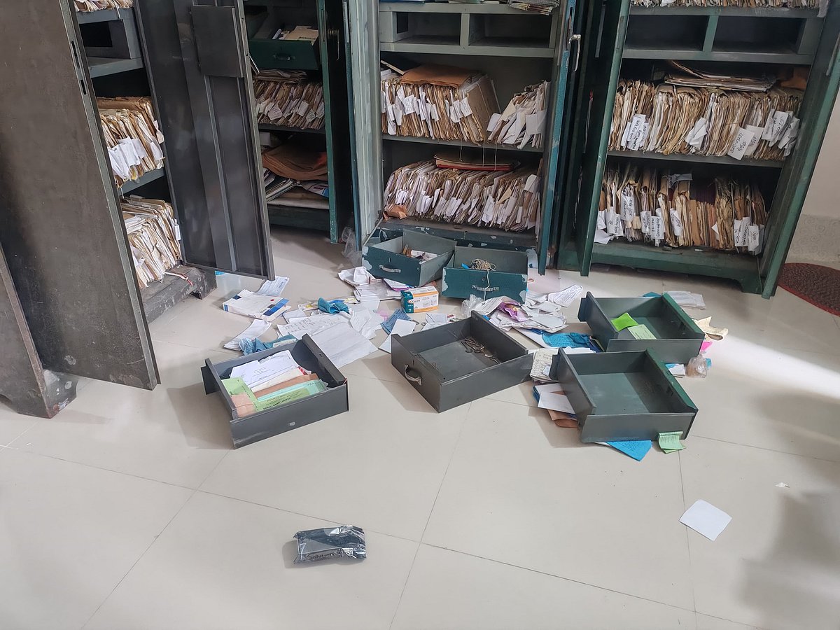 La police a cassé la serrure à côté du bureau du gouvernement pour voler des ordinateurs portables