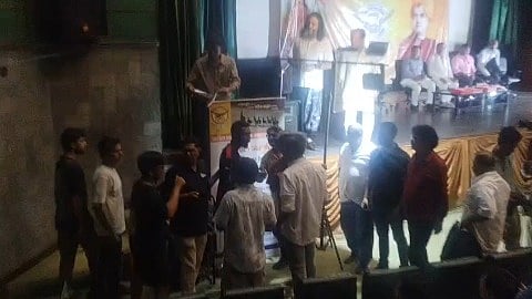 وأصيب العديد من الطلاب المصابين، بمن فيهم المدرسون، في معهد الحقيقة في كولكاتا للأفلام الهندوسية.