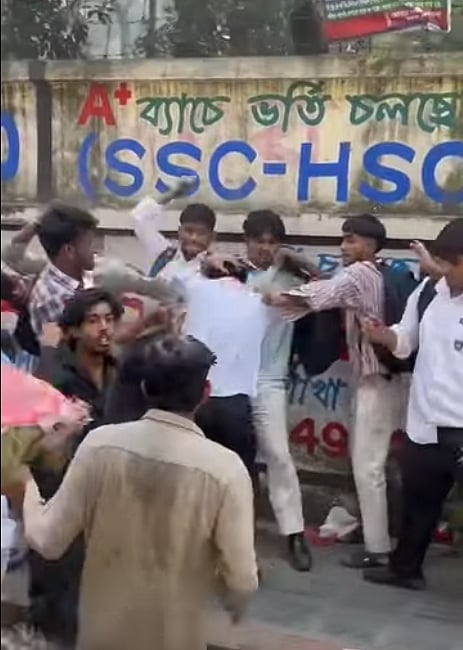 ঢাকা কলেজ ও আইডিয়াল কলেজের উচ্চমাধ্যমিকের শিক্ষার্থীরা লাঠি নিয়ে সংঘর্ষে জড়িয়ে পড়েন। সায়েন্স ল্যাব মোড়, ঢাকা, ২৭ সেপ্টেম্বর