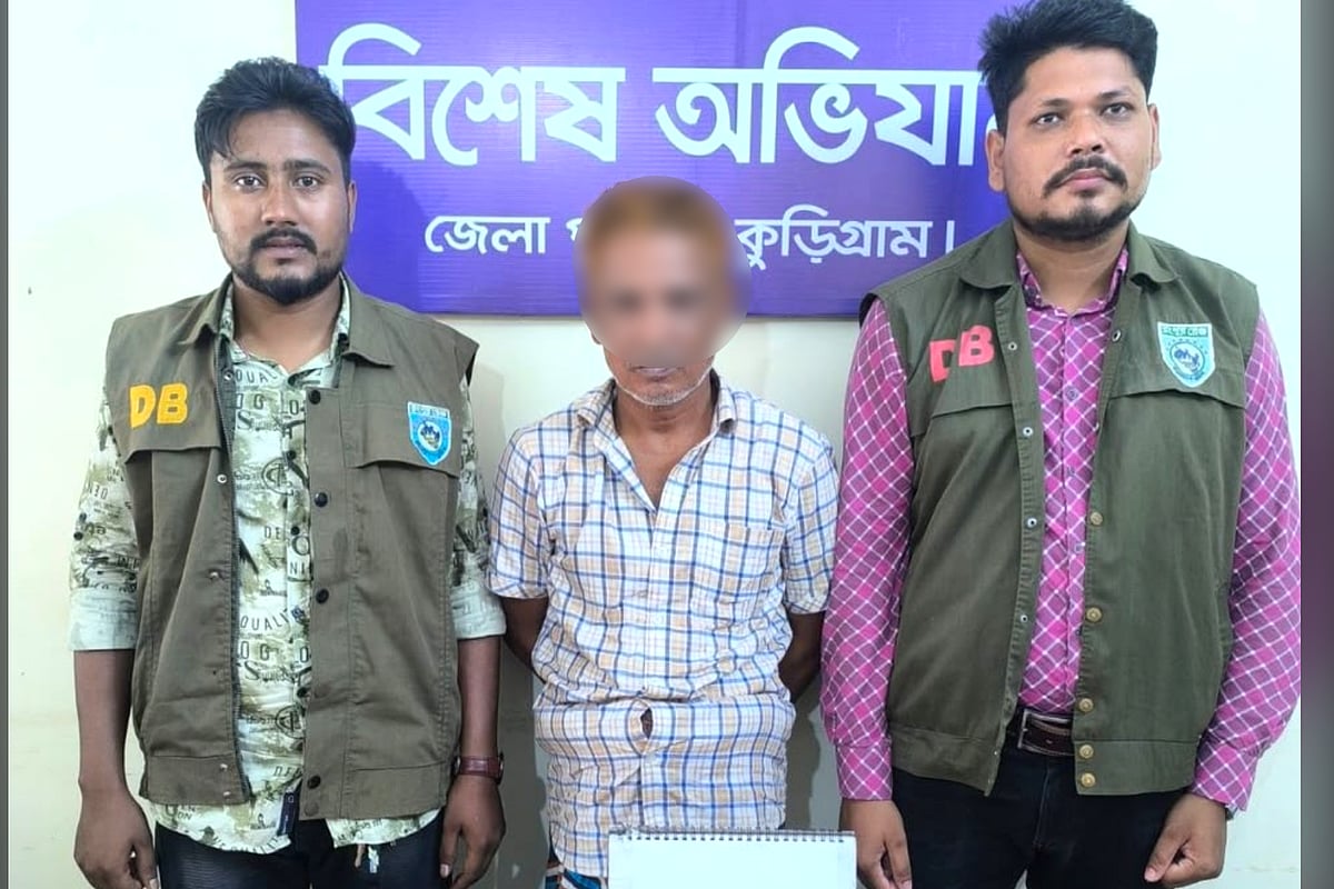 গ্রেপ্তার বিএনপি নেতা মো. আফজাল হোসেন। গতকাল রোববার বিকেলে জেলা গোয়েন্দা পুলিশের কার্যালয়ে