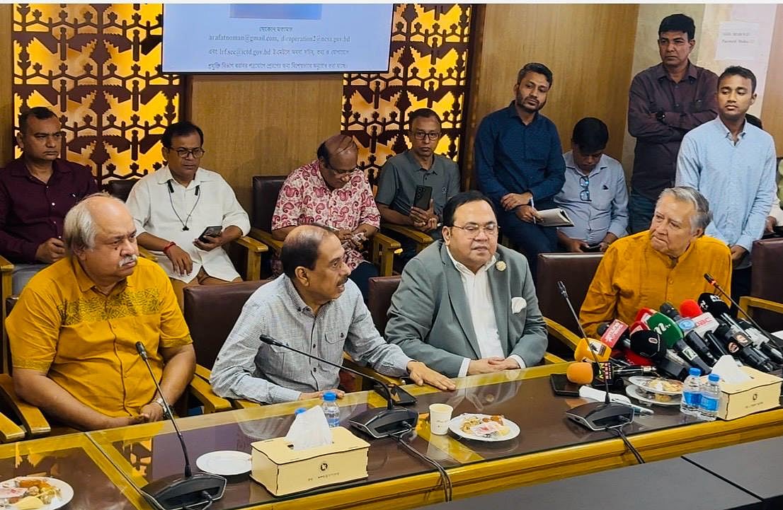 সাইবার সুরক্ষা আইনের সংশোধনী নিয়ে প্রিন্ট ও ইলেকট্রনিক মিডিয়ার অংশীজনদের সঙ্গে সরকারের পরামর্শ সভা শেষে ব্রিফিংয়ে বক্তব্য দিচ্ছেন মানবজমিনের প্রধান সম্পাদক মতিউর রহমান চৌধুরী (বাঁ থেকে দ্বিতীয়) । এ সময় আরও উপস্থিত ছিলেন ডেইলি স্টারের সম্পাদক মাহফুজ আনাম (ডান থেকে প্রথম), অ্যাটকোর মহাসচিব আবদুস সালাম (ডান থেকে দ্বিতীয়)  , জাতীয় প্রেসক্লাবের সভাপতি হাসান হাফিজ (বাঁ থেকে প্রথম)। সচিবালয়ে, ২৮ সেপ্টেম্বর ২০২৬
