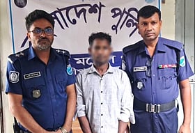 आरोपी को मां के बलात्कार आरोपों के सामने गिरफ्तार किया गया था