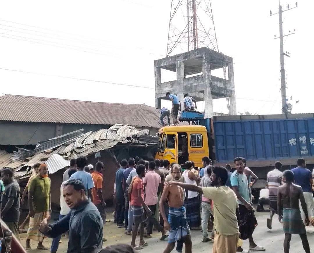 The truck broke into the store, killed 4