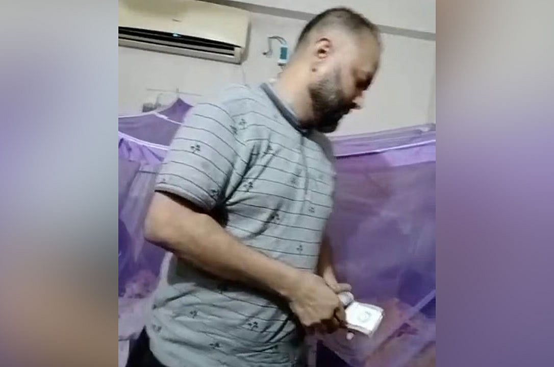 টাকা হাতে পিডিবির নির্বাহী প্রকৌশলী নুরুল আমিন