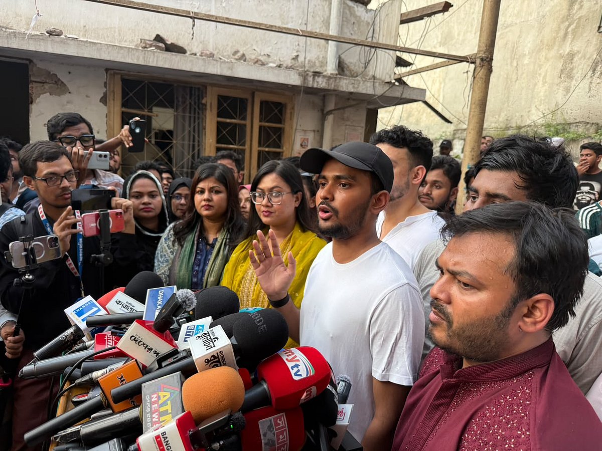 মিরপুরে ভাঙচুর হওয়া রাড্ডা এমসিএইচ-এফপি সেন্টার প্রাঙ্গণে সাংবাদিকদের সঙ্গে কথা বলছেন জাতীয় নাগরিক পার্টির মুখপাত্র আসিফ মাহমুদ সজীব ভুঁইয়া। ২৮ সেপ্টেম্বর, ২০২৬