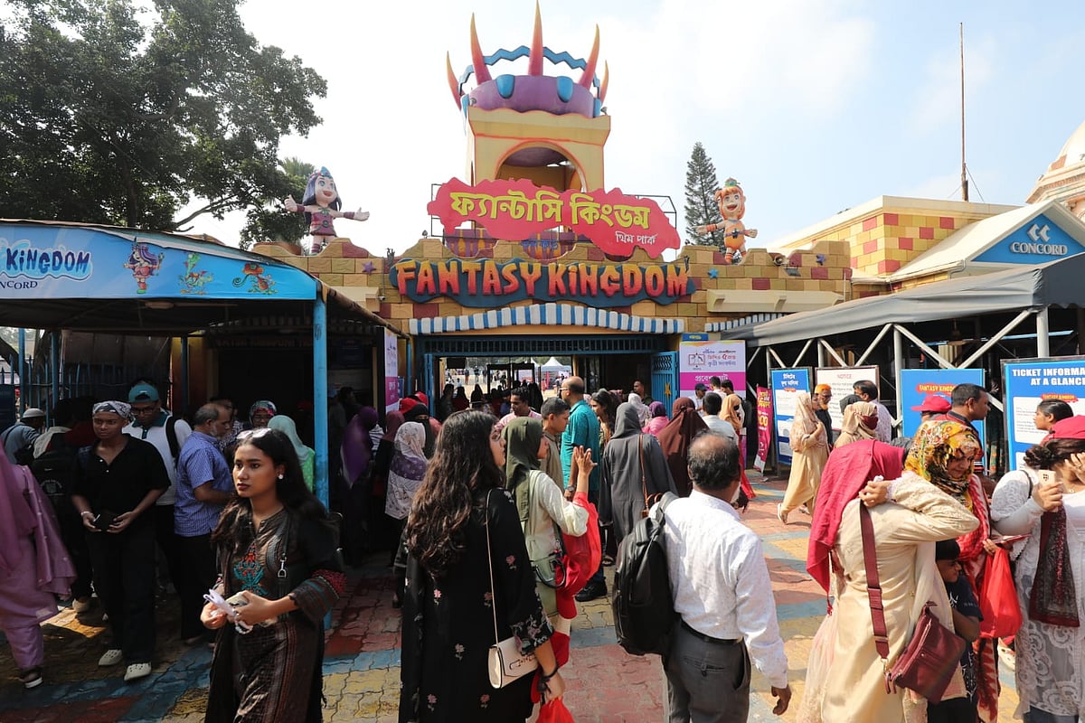 সেলফি, গেম, আড্ডায় শিক্ষার্থীদের উচ্ছ্বাস