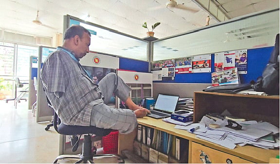 দুই হাত নেই, তবু থেমে নেই রাশিদুলের পথচলা
