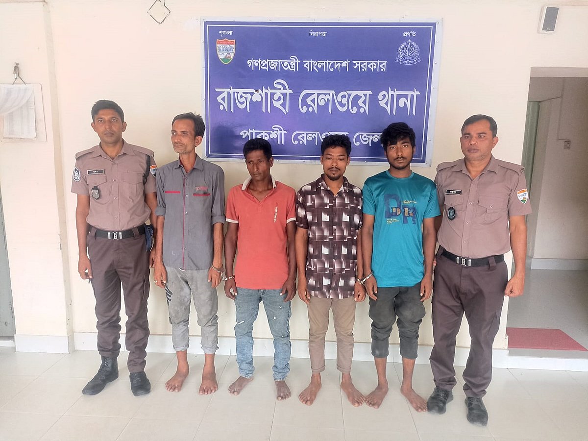 Lancez des pierres du train tout en traversant Rajshahi University Station 4
