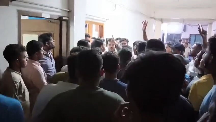 নেতা-কর্মীর গায়ে আবার হাত উঠলে লাশের বদলে লাশ, থানার ইট খুলে নেওয়ার হুমকি এনসিপি নেতার
