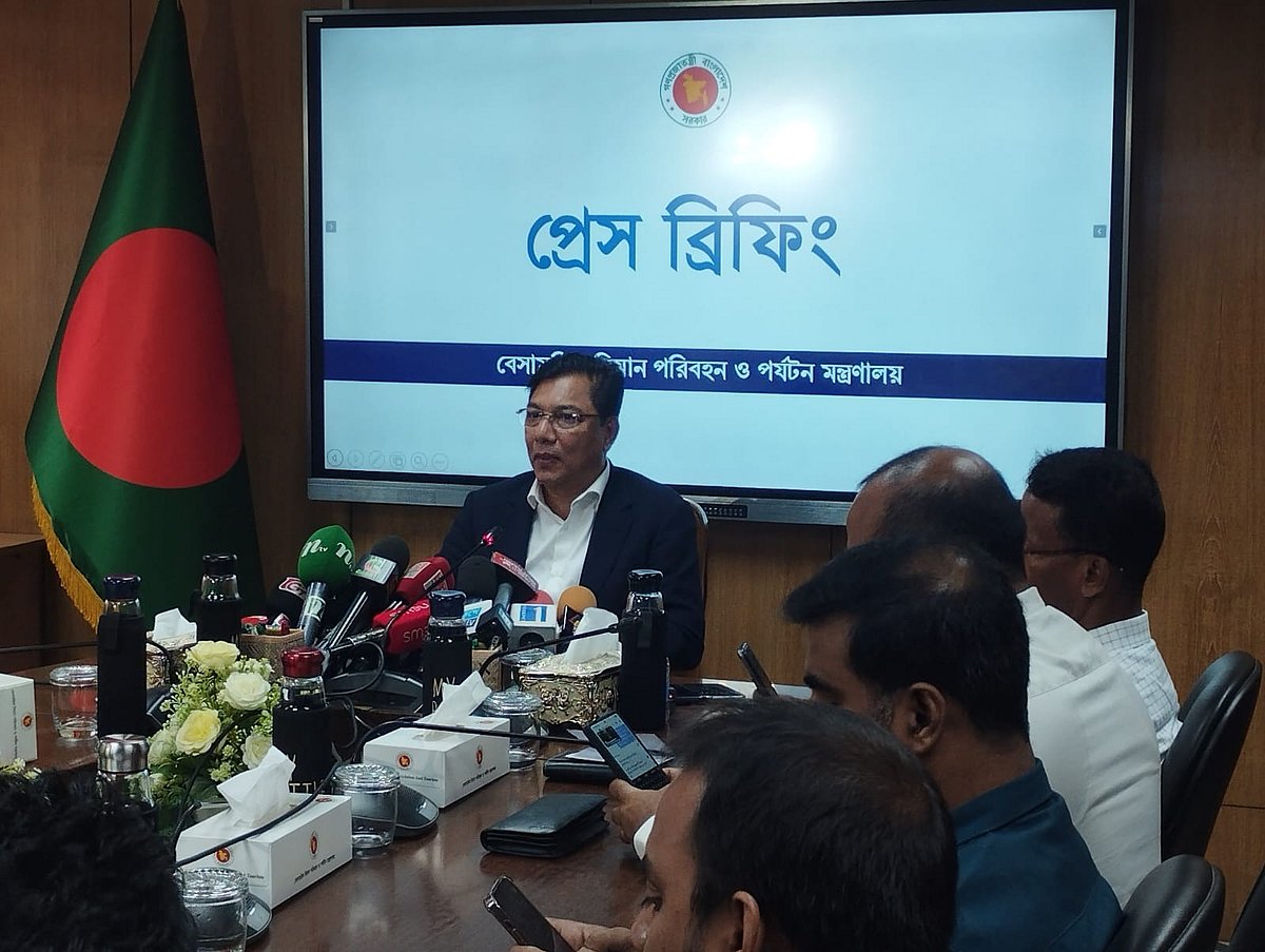 সচিবালয়ে এক সংবাদ সম্মেলনে সাংবাদিকদের প্রশ্নের জবাব দেন