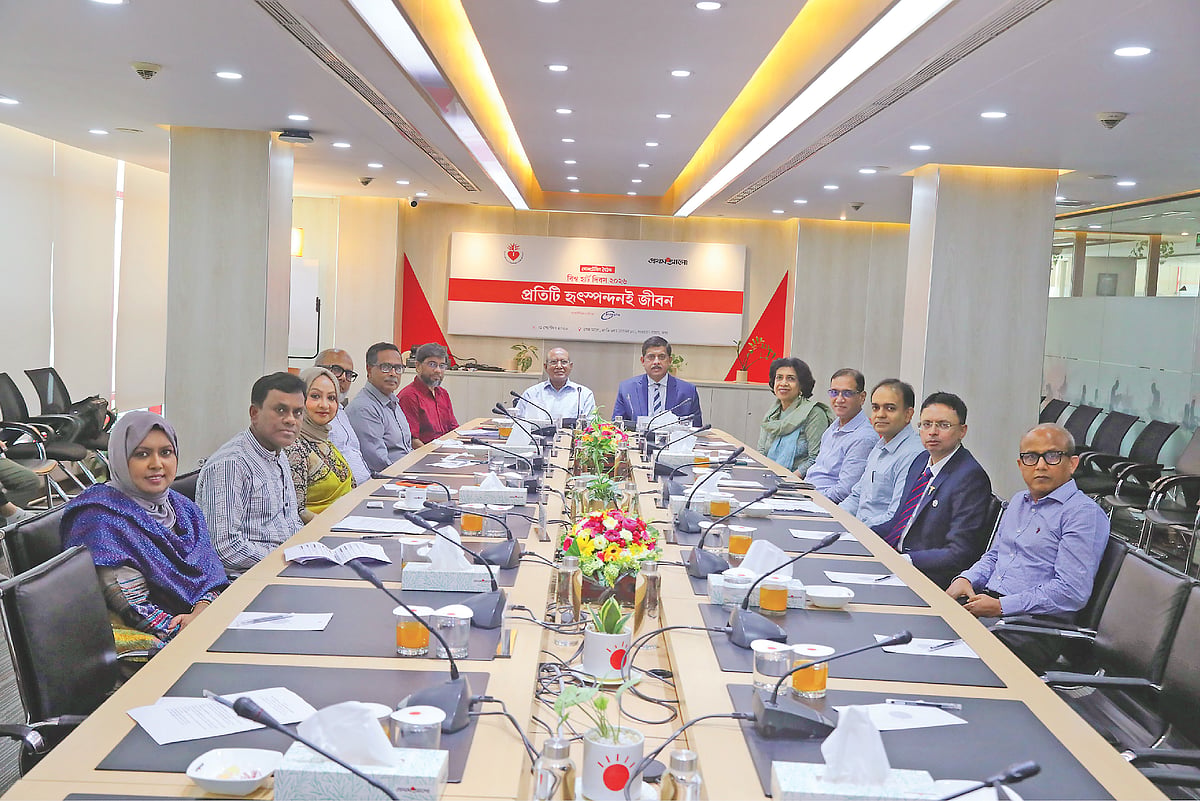‘বিশ্ব হার্ট দিবস ২০২৬: প্রতিটি হৃৎস্পন্দনই জীবন’ শীর্ষক গোলটেবিল বৈঠকে অংশগ্রহণকারীরা