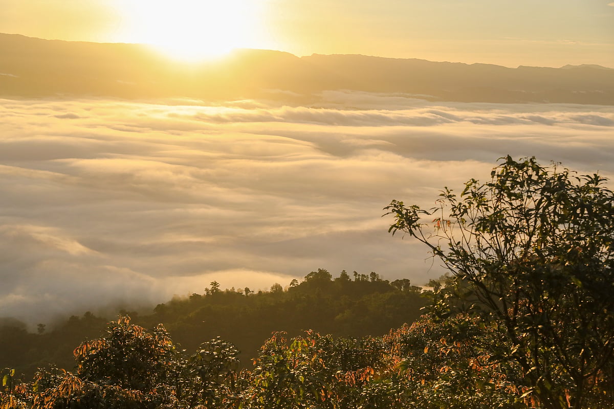 Las montañas y las nubes,