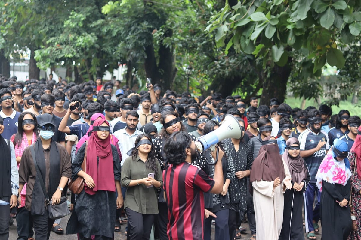 চুয়েটের সাবেক উপাচার্যকে পুনর্বহালের দাবিতে এবার চোখে কালো কাপড় বেঁধে শিক্ষার্থীদের বিক্ষোভ