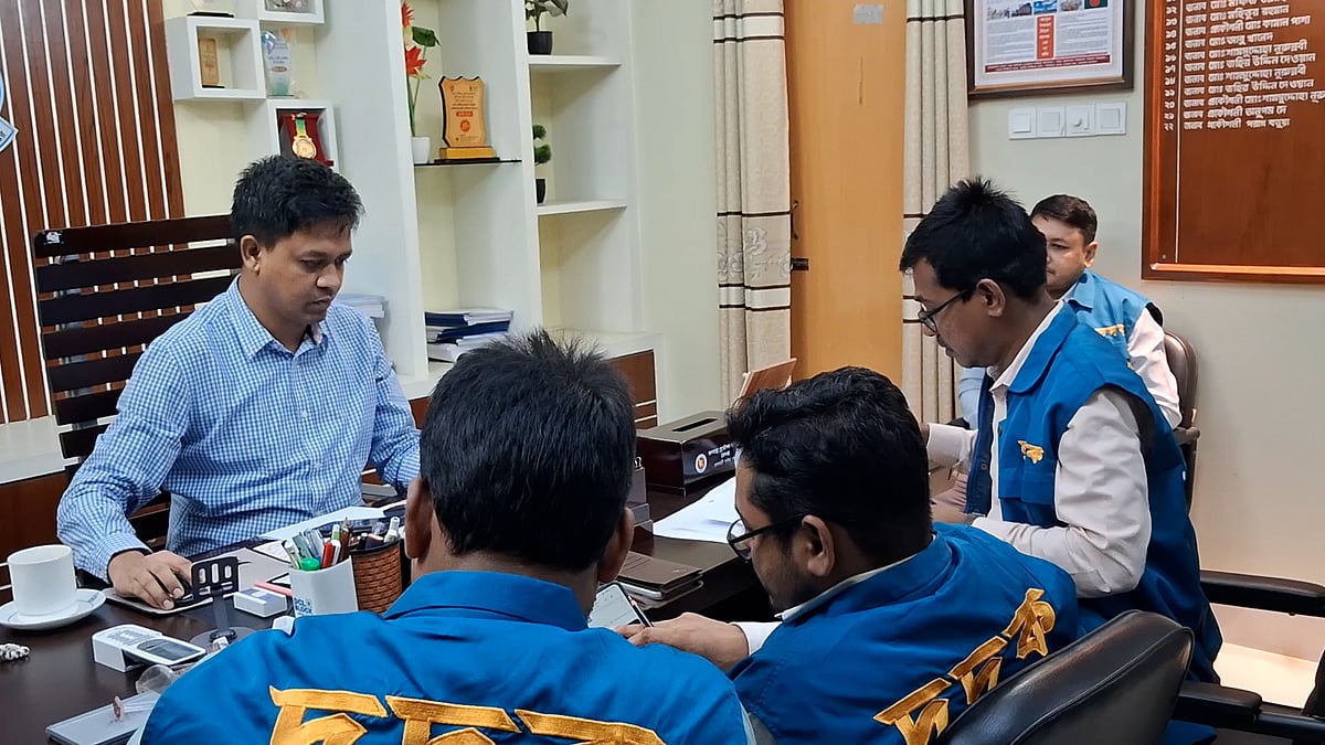 ঘুষ ও অনিয়মের অভিযোগে জনস্বাস্থ্য প্রকৌশল কর্যালয়ে দুদকের অভিযান