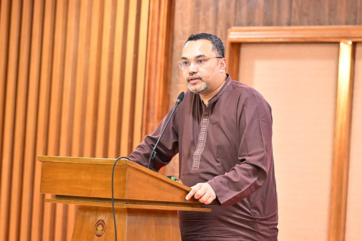 সংবাদ সম্মেলনে প্রধানমন্ত্রীর কার্যালয়ের মুখপাত্র ও উপদেষ্টা মাহ্‌দী আমিন। আজ বুধবার বিকেলে প্রধানমন্ত্রীর কার্যালয়ের করবী হলে 