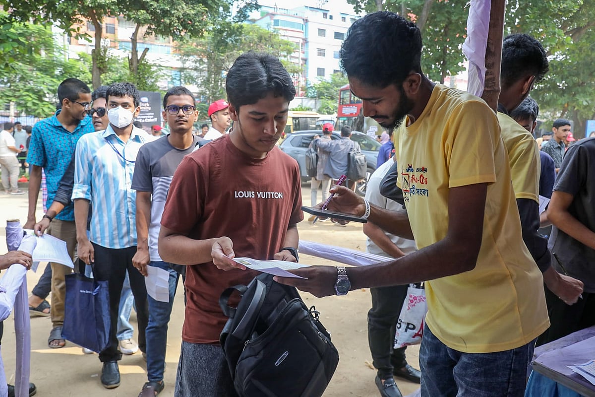 বন্ধুদের সঙ্গে, সংবর্ধনা নিতে