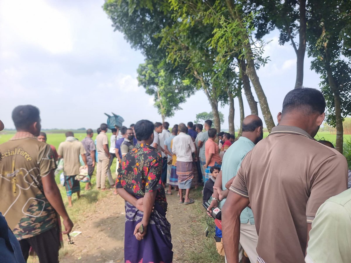 শিয়ালের টানাটানিতে বের হয়ে এল যুবকের মরদেহ, দেখে চিৎকার দিলেন কৃষক