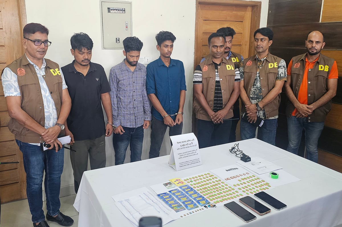 مجرموں کو فروخت کرتے ہوئے ایک مشتری کا کلنک استعمال کرتے تھے: