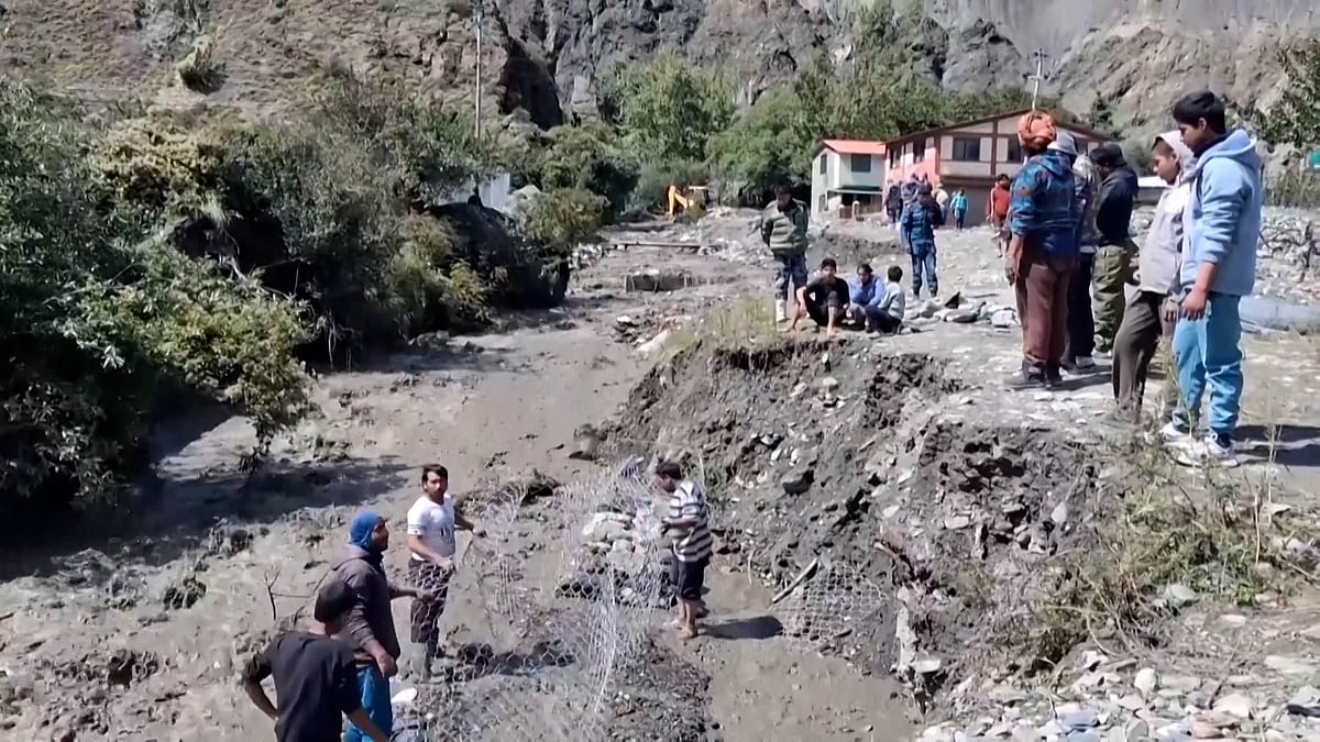 নেপালে ঝুঁকিতে প্রায় ৭০০ ট্রেকার, হেলিকপ্টারে সরিয়ে নেওয়া হচ্ছে অনেককে