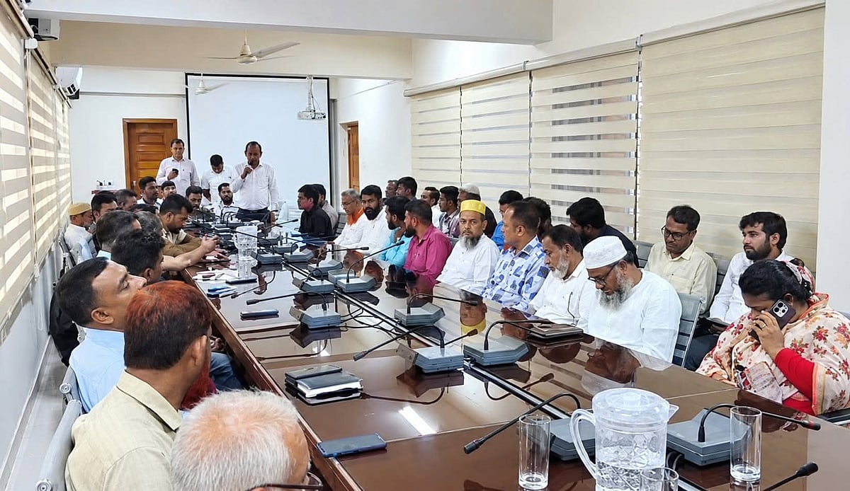 পটুয়াখালীতে আইনশৃঙ্খলা কমিটির সভায় বিএনপির সাজাপ্রাপ্ত নেত্রী, সমালোচনা
