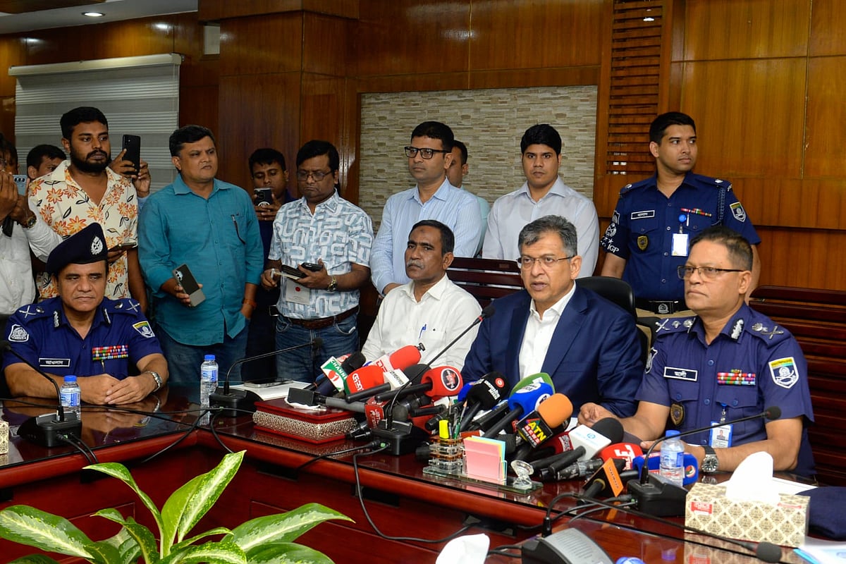 সাইবার পুলিশ ইউনিটের যাত্রা শুরুর অনুষ্ঠানে স্বরাষ্ট্রমন্ত্রী সালাহউদ্দিন আহমদ। আজ বৃহস্পতিবার বিকেলে পুলিশ সদর দপ্তরে   