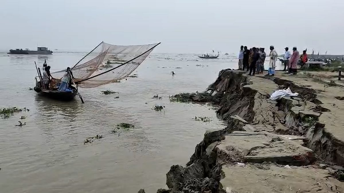 পদ্মায় তলিয়ে গেল তীর রক্ষা বাঁধ, সরছে ৭০ বছরের সুরেশ্বর মাছবাজার