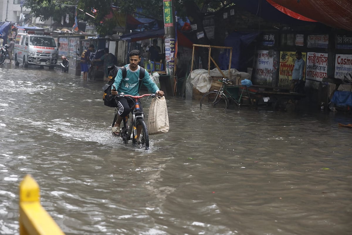 রাজধানী সকাল থেকে হওয়া বৃষ্টিতে গ্রিন রোডে জলাবদ্ধতার সৃষ্টি হয়েছে। গ্রিন রোড, ঢাকা, ২ অক্টোবর