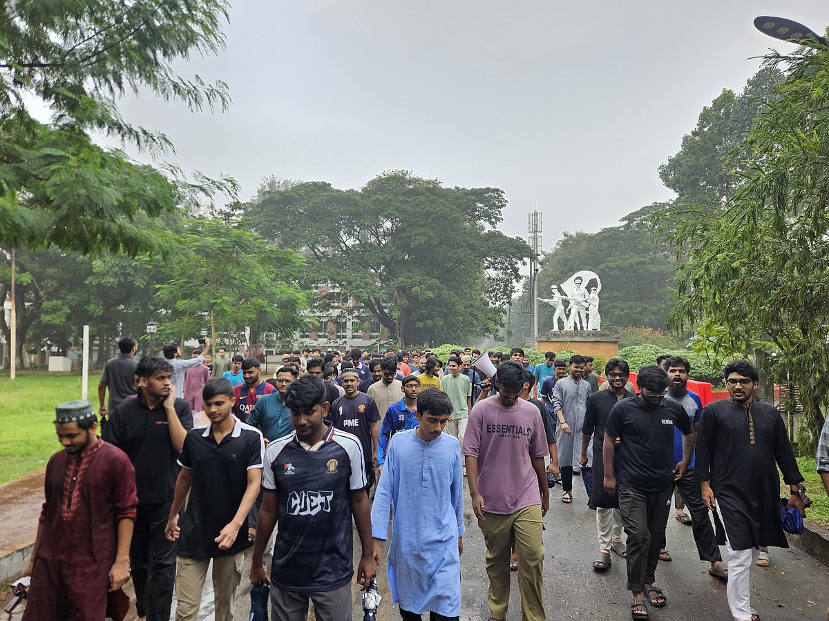 চুয়েটে শিক্ষার্থীদের আন্দোলন অব্যাহত, ছুটির দিনেও বিক্ষোভ মিছিল