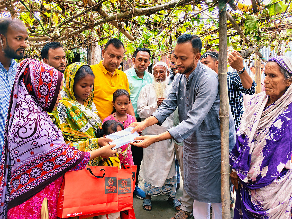 প্রধানমন্ত্রীর সহায়তা-উপহার পেল মা–বাবা হারানো দোহারের সেই পাঁচ মেয়ে