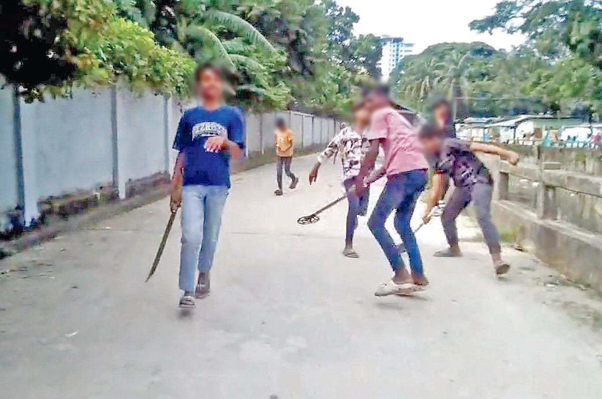 পাঁচ কিশোরের হাতে ধারালো অস্ত্র—কারও হাতে কিরিচ, কারও হাতে লোহার চাকতি। সড়কে প্রকাশ্যে অস্ত্র হাতে ভিডিও ধারণ করে সম্প্রতি সেটি টিকটকে ছড়িয়ে দিয়েছিল তারা