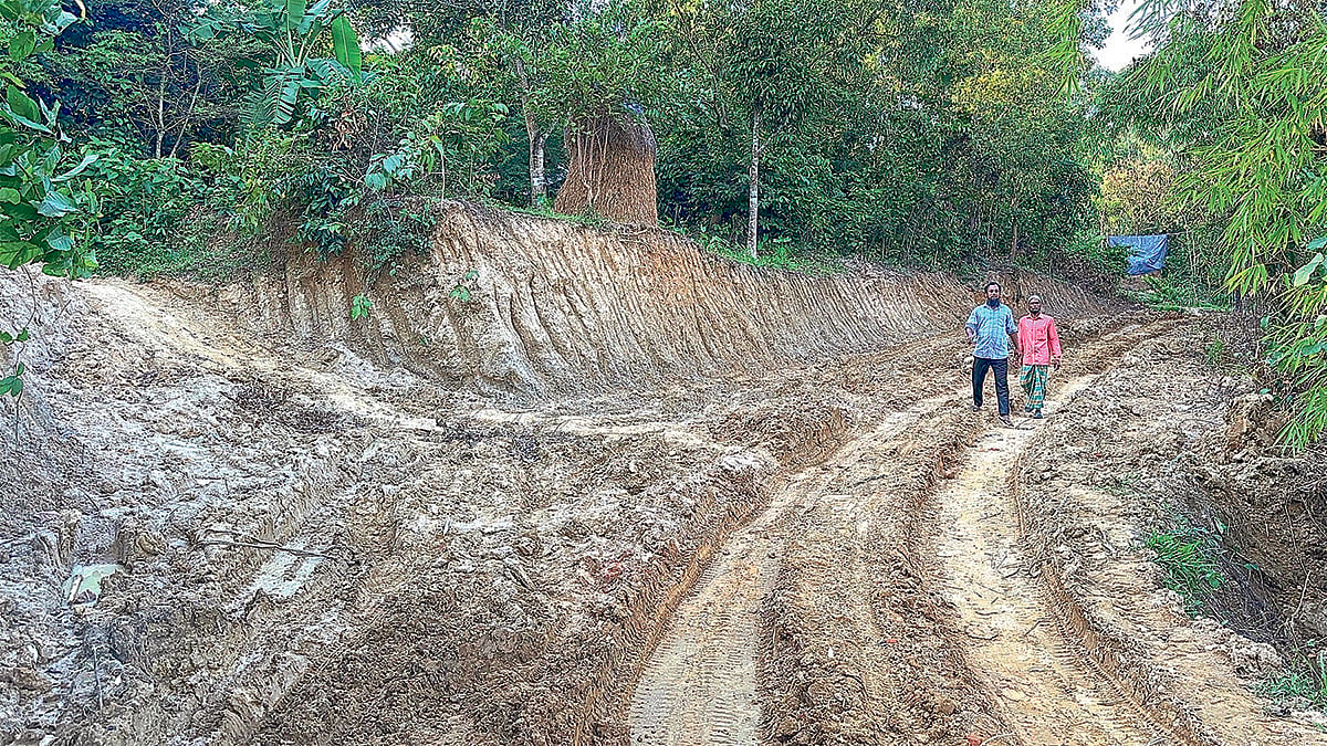 চকরিয়ায় পাহাড় কেটে সড়ক