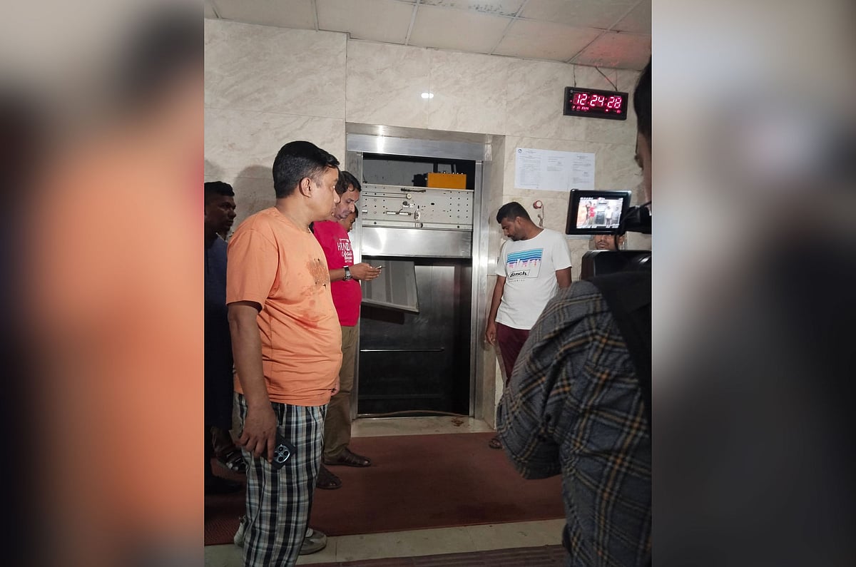 রাজধানীর পাইকপাড়ায় সরকারি ভবনের লিফট ছিঁড়ে শিশুসহ আহত ৩