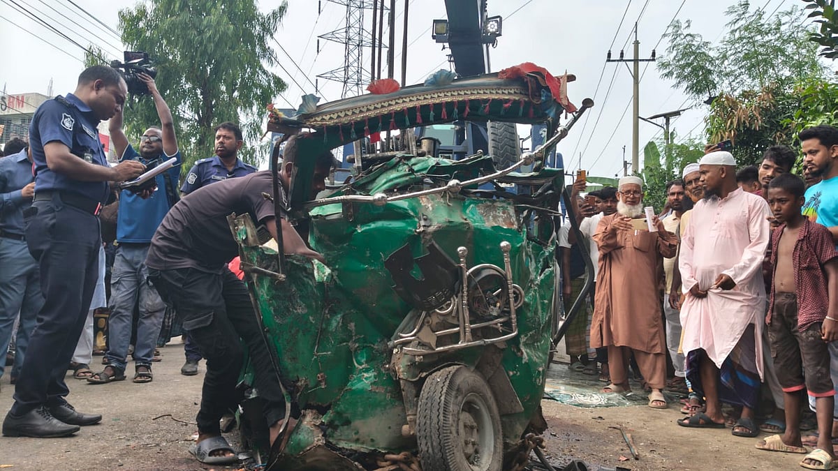 ময়মনসিংহে দুর্ঘটনায় দুমড়েমুচড়ে গেছে সিএনজিচালিত অটোরিকশা। শুক্রবার দুপুরে নগরের রহমতপুর বাইপাস সড়কে