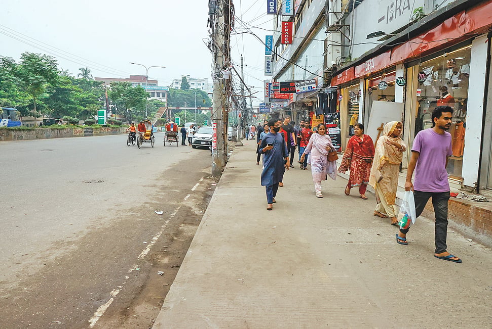 হকার উচ্ছেদের পর স্বাচ্ছন্দ্যে চলাফেরা করছেন পথচারীরা। গতকাল দুপুরে রাজধানীর মিরপুর ১০ নম্বরের কাছে বিআরটিএ কার্যালয়ে যাওয়ার ফুটপাতে