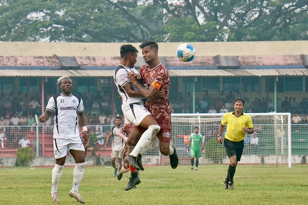 জয়ে মৌসুম শুরু মোহামেডানের, চাঁদপুরের এমন মাঠে কীভাবে পেশাদার ফুটবলের ম্যাচ