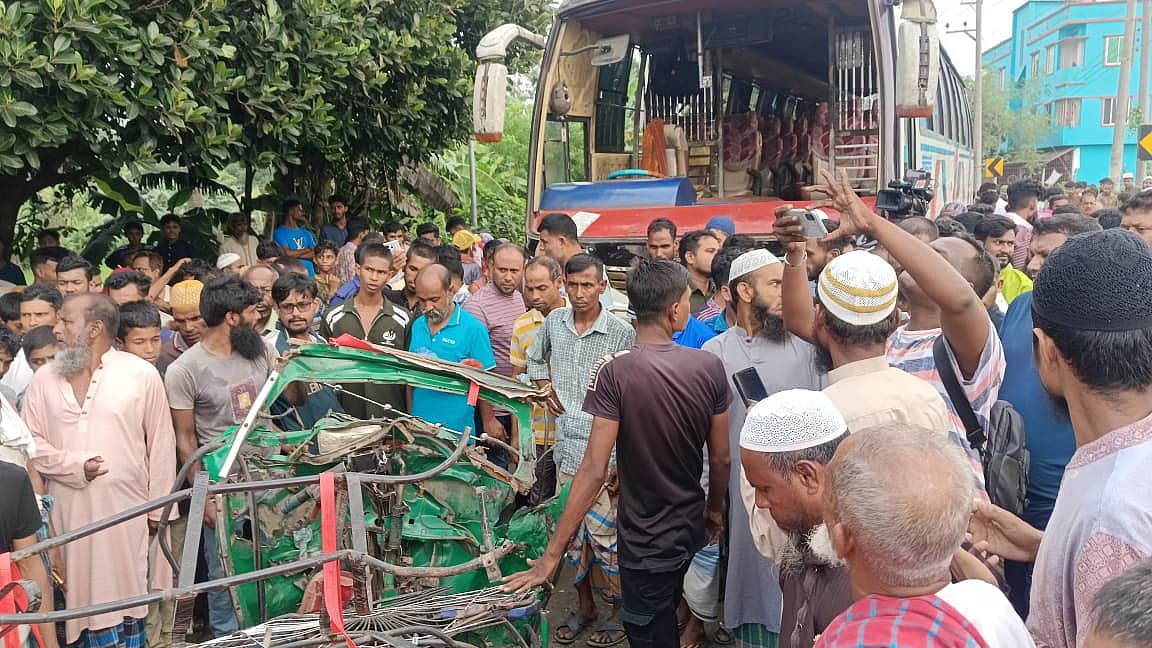 বাসের ধাক্কায় দুমড়ে মুচড়ে যাওয়া অটোরিকশা। শুক্রবার দুপুরে ময়মনসিংহ নগরীর আকুয়া বাইপাস এলাকার বাংলাদেশ ব্যাংকের সামনে পূর্ব গন্ড্রপা এলাকায়