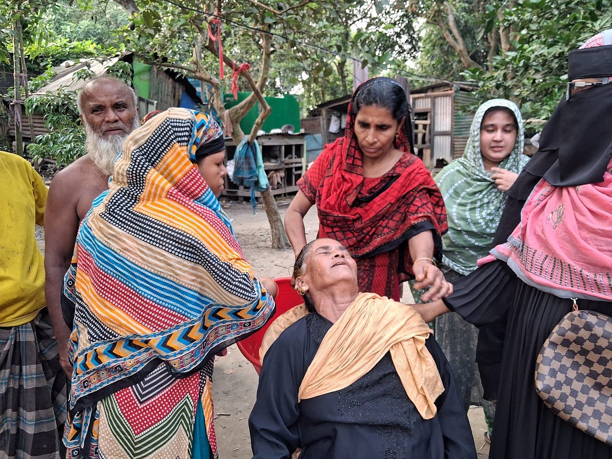 ভাইকে হারিয়ে বড় বোন রোশনা আক্তারের আহাজারি। ইউসুফপুর, তিতাস, কুমিল্লা। ৩ অক্টোবর ২০২৬