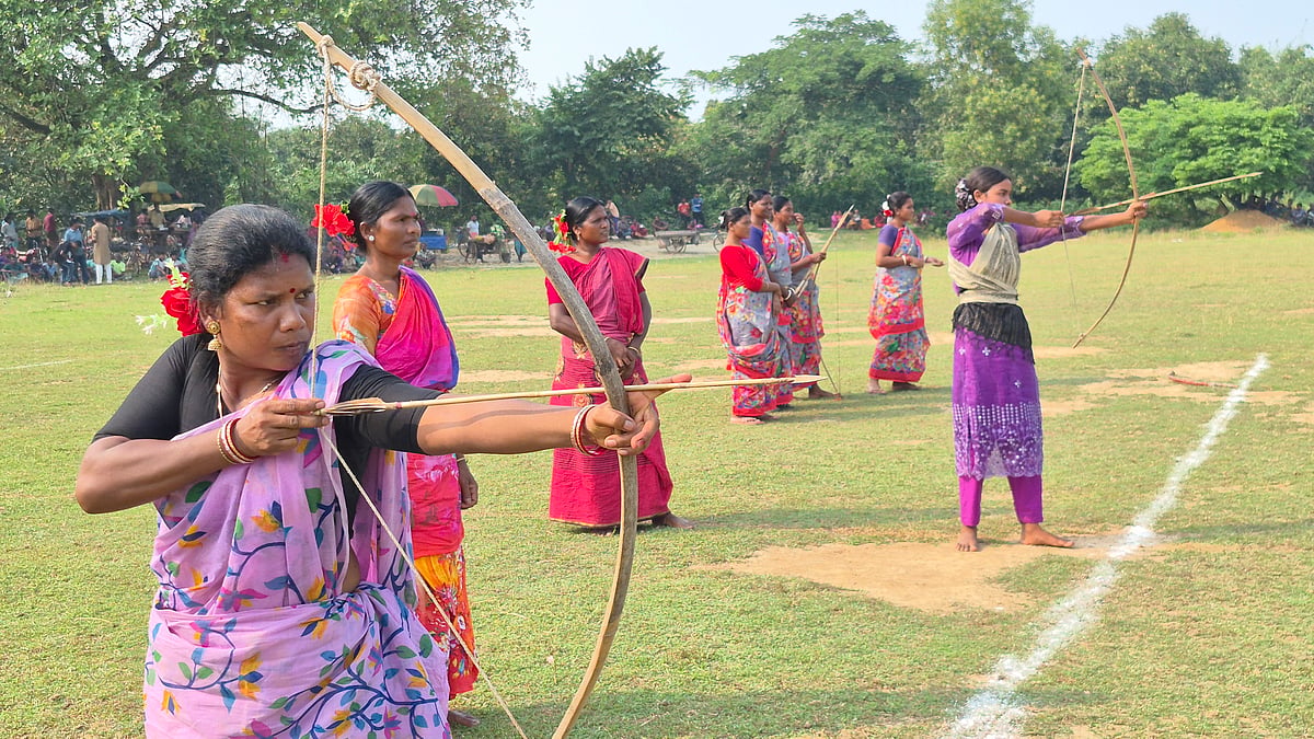 বিরামপুরে নারী তিরন্দাজদের তির-ধনুকের দক্ষতায় মুগ্ধ দর্শকেরা