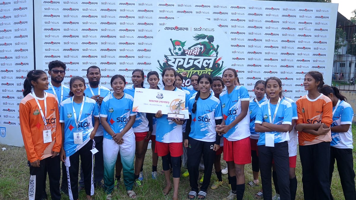 এক দিনে দুই জয়, ৭–১ গোলের দাপটে চূড়ান্ত পর্বে নড়াইলের দুরন্ত মেয়েরা