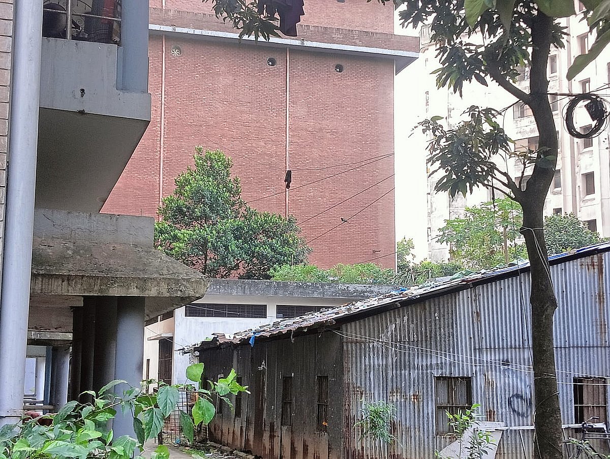 নবম তলা থেকে লাফ, বাঁচলেন ঢাবি শিক্ষার্থী