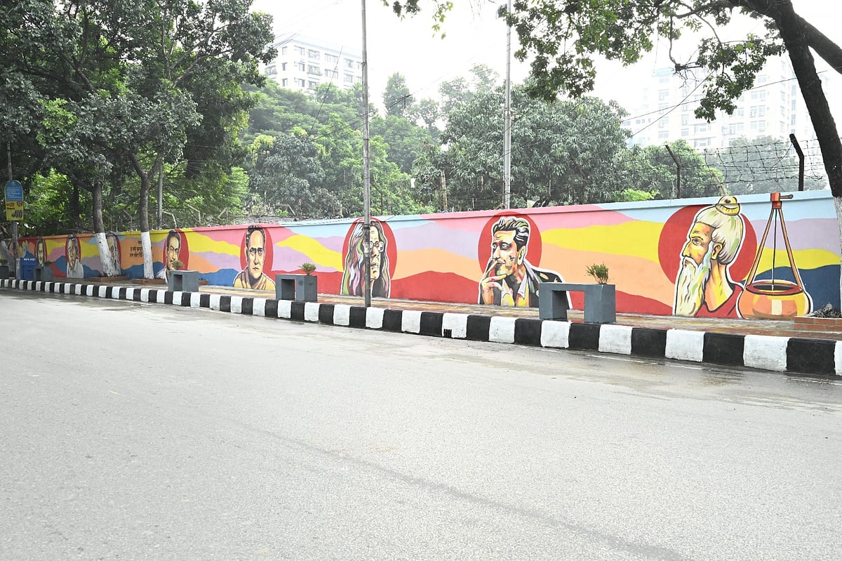 দখলমুক্ত ফুটপাতের দেয়ালে জয়নুল-রবীন্দ্রনাথ-নজরুলসহ বরেণ্য ব্যক্তিত্বরা