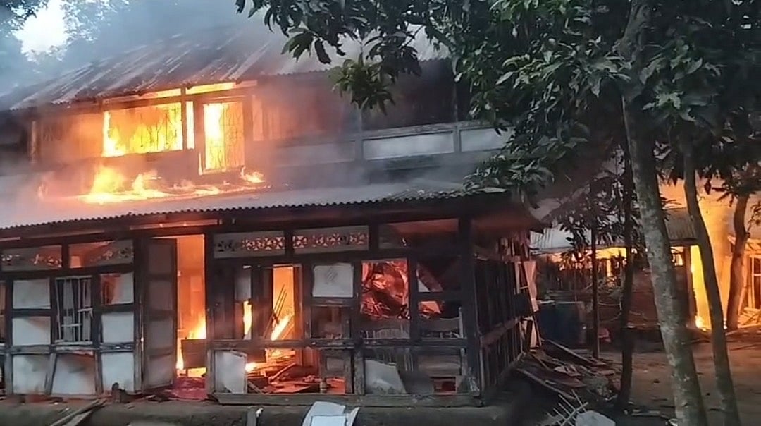 ধর্ষণচেষ্টার অভিযোগে চেয়ারম্যানের উপস্থিতিতে কৃষকের ঘরে আগুন, লুটপাট