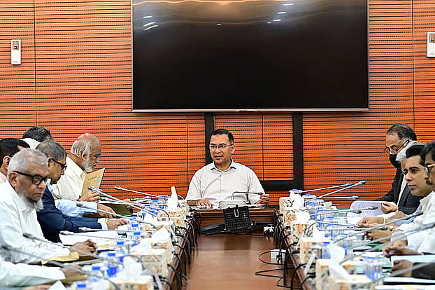 গ্রাম সরকার পুনর্বহালের আলোচনা, ৭ নভেম্বর সাধারণ ছুটির সিদ্ধান্ত