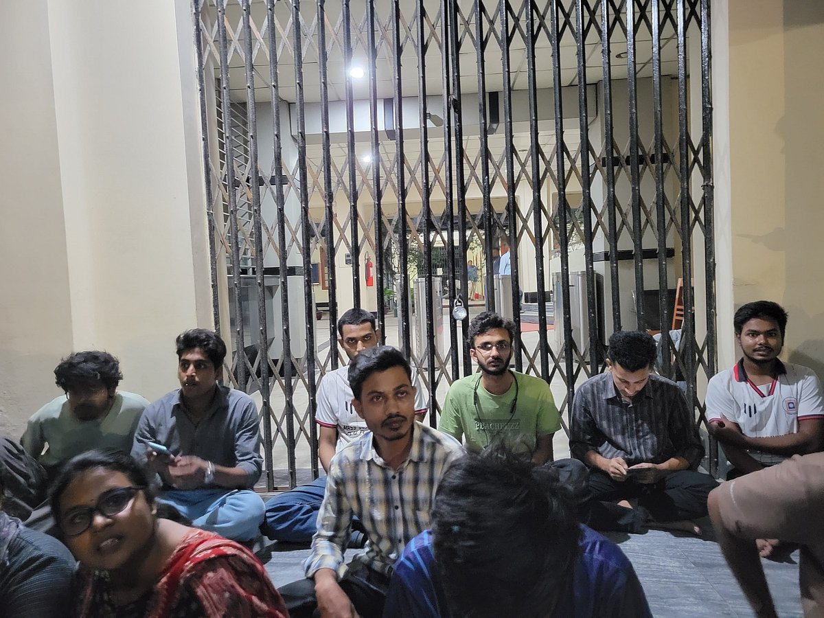 উপাচার্যকে ৪৫ মিনিট অবরুদ্ধ রাখার পর আলোচনায় আন্দোলনকারী সাংবাদিকেরা